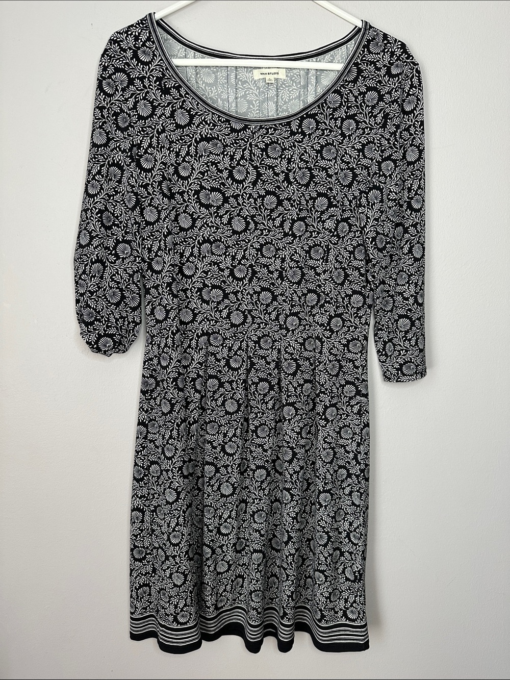 Max studio Black & White Floral Scoop Neck Dress size L